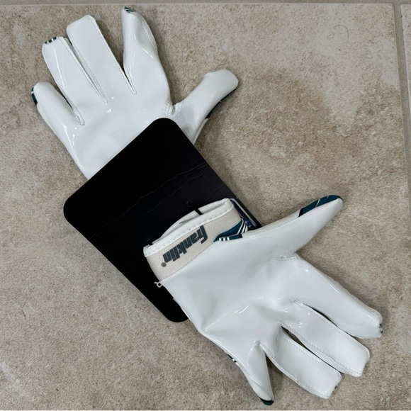 PHILADELPHIA EAGLES RECEIVER YOUTH GLOVES
Size: Youth Medium - Picture 5 of 5